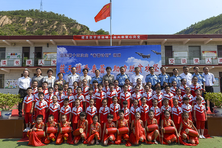10 与会领导和参会人员合影.jpg