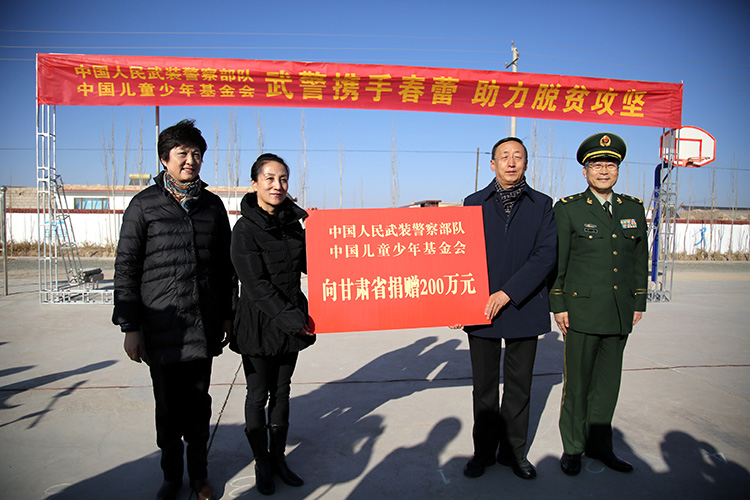 邓丽、林卿共同向甘肃省妇联、酒泉市委负责同志递交捐赠牌0.jpg