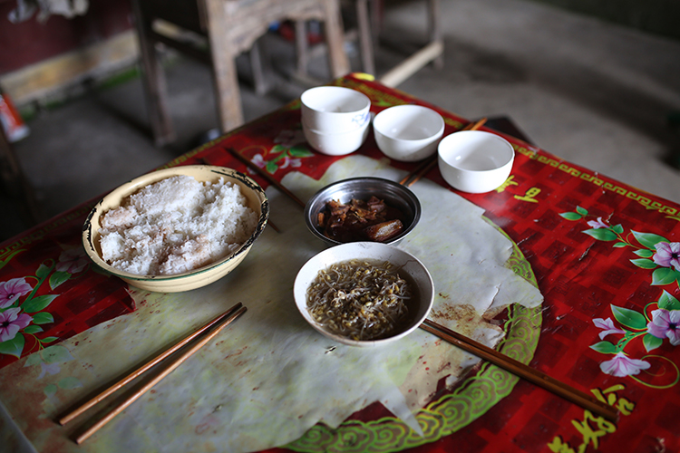 2.一小块腊肉、一碗豆芽和一大盆米饭，是张小蕾一家的午饭。.jpg