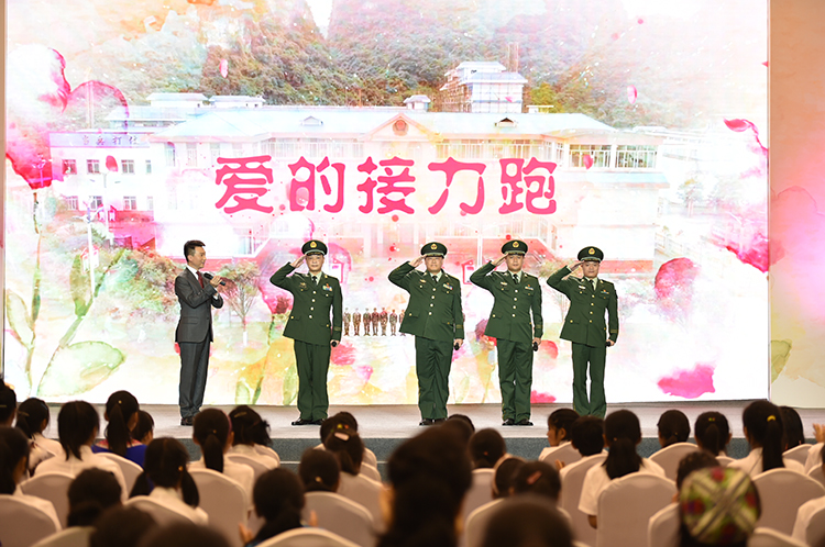 武警春蕾计划，何方礼和他的战友们.JPG