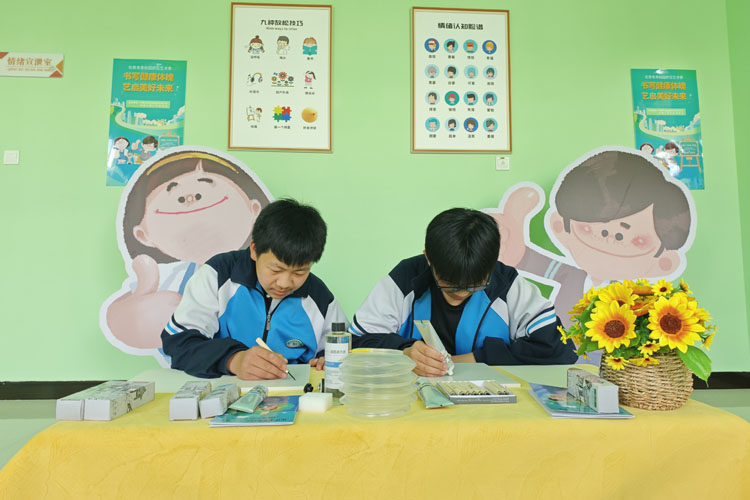2.学生们创作艺术作品.jpg
